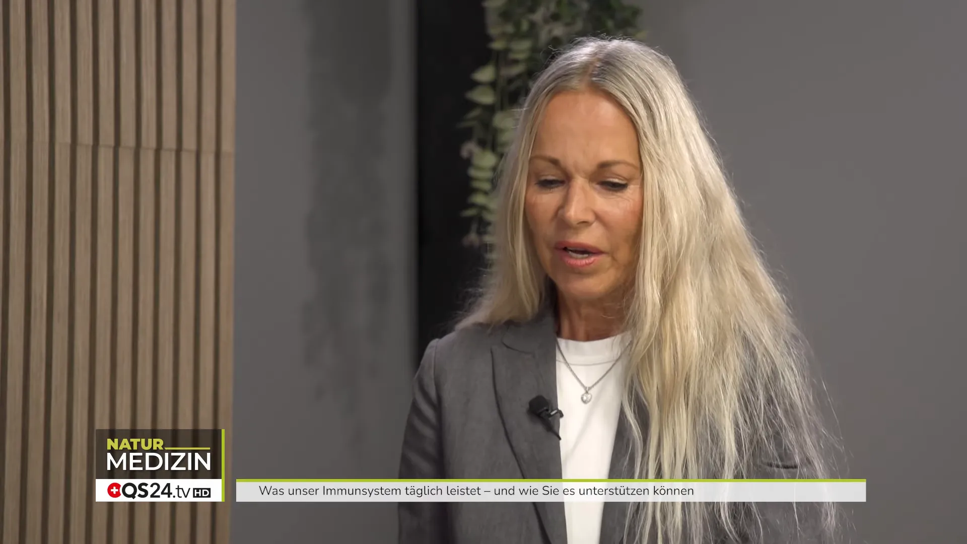 Moderatorin notiert sich die Empfehlungen für die Videobeschreibung