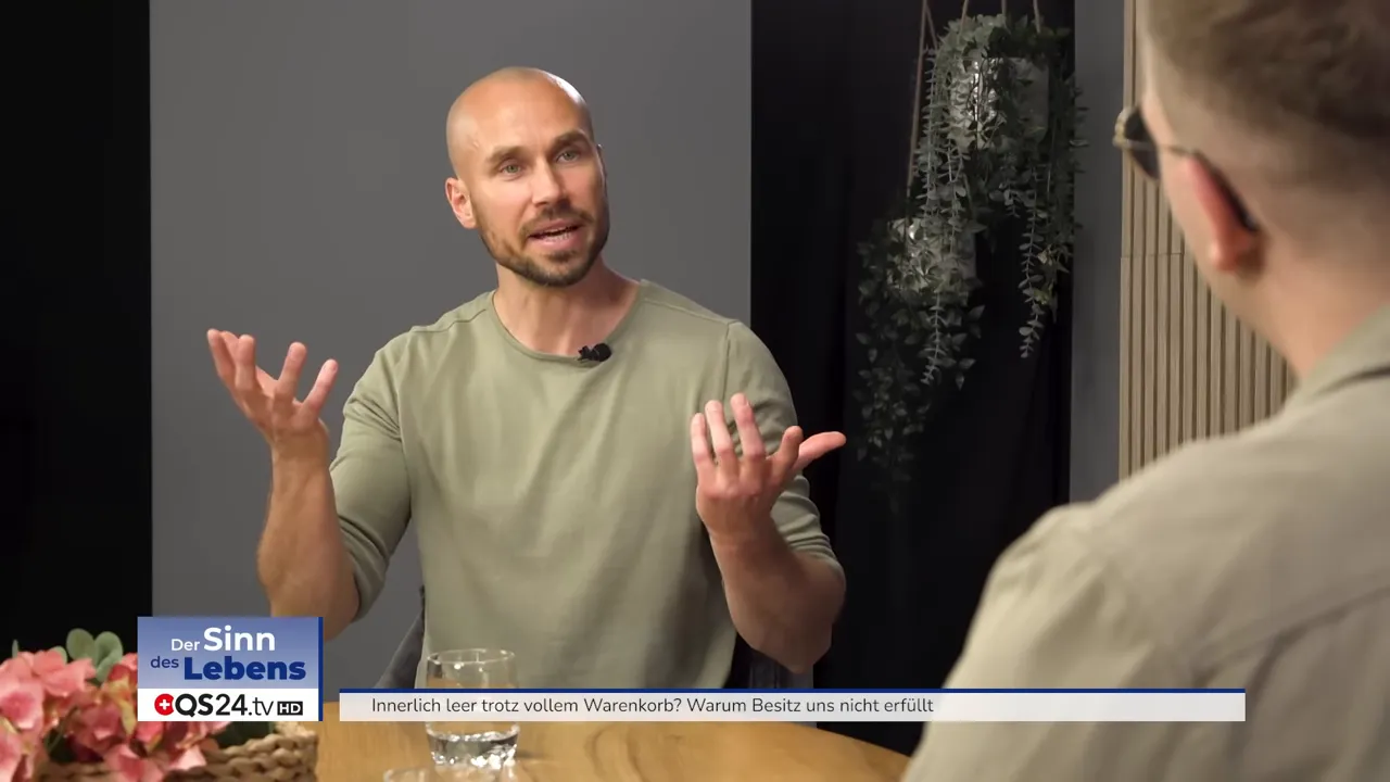 Innerlich leer trotz vollem Warenkorb? Ein Interview mit Stephan Meier, Bewusstseinslehrer 1 Gesprächsgast erklärt seine Sicht, gestikulierend im Interview