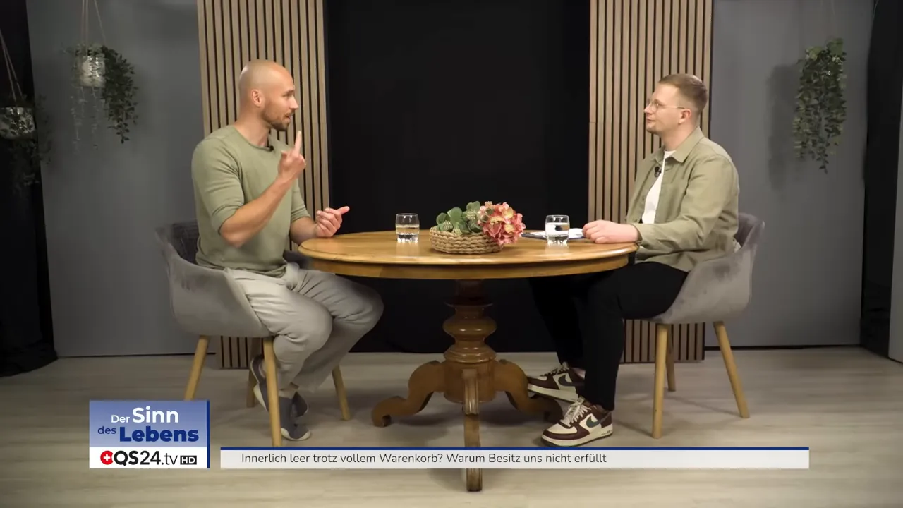 Innerlich leer trotz vollem Warenkorb? Ein Interview mit Stephan Meier, Bewusstseinslehrer 8 Beide Gesprächspartner am Tisch; Stephan Meier zeigt mit erhobenem Finger und erklärt einen Punkt