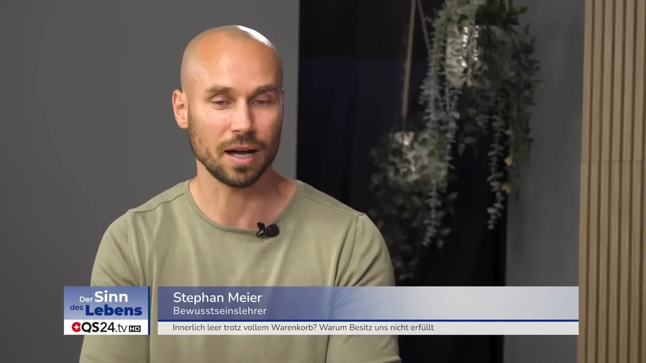 Innerlich leer trotz vollem Warenkorb? Ein Interview mit Stephan Meier, Bewusstseinslehrer 5 Stephan Meier im Interview mit eingeblendeter Namenszeile, spricht erklärend