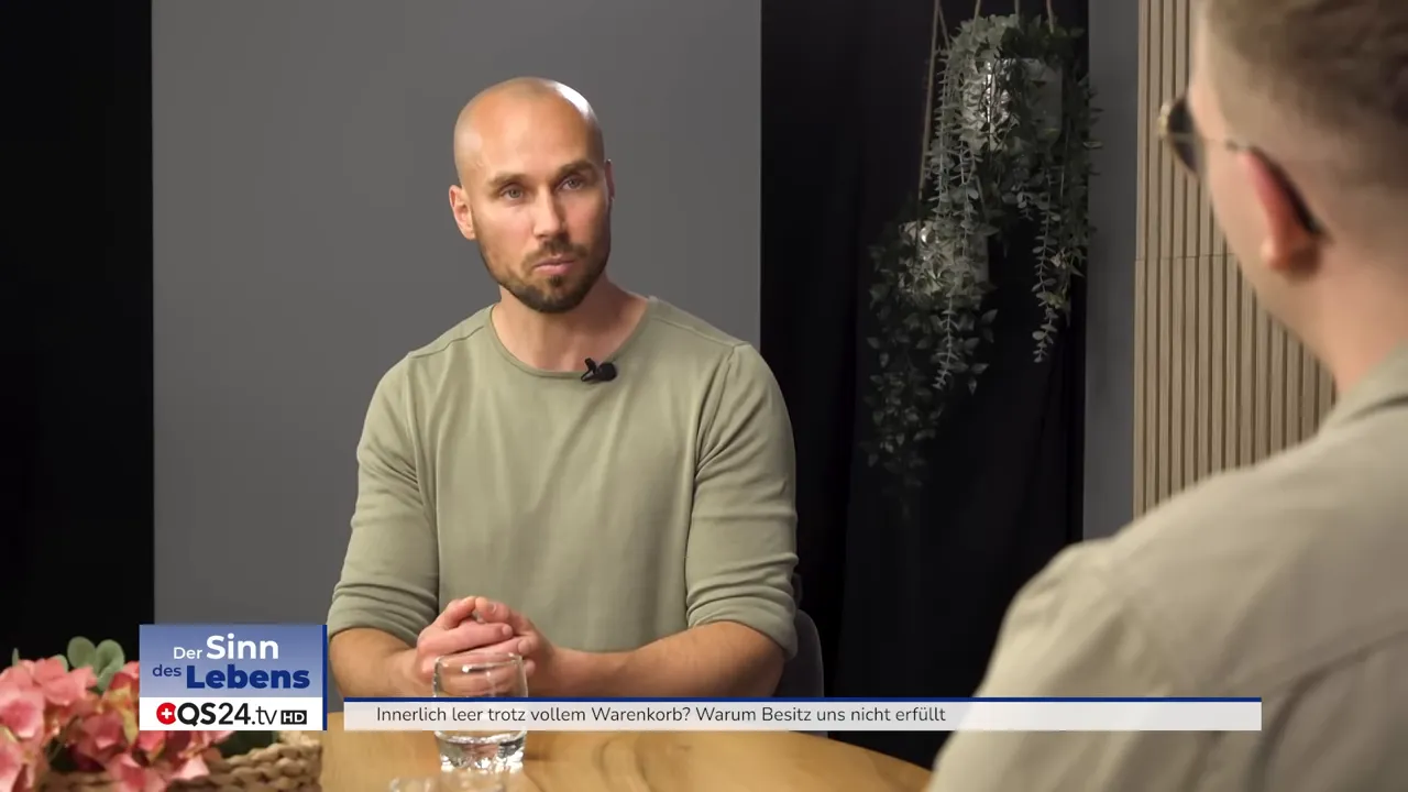 Innerlich leer trotz vollem Warenkorb? Ein Interview mit Stephan Meier, Bewusstseinslehrer 7 Interviewgast sitzt ruhig am Tisch mit verschränkten Händen, konzentrierter Blick