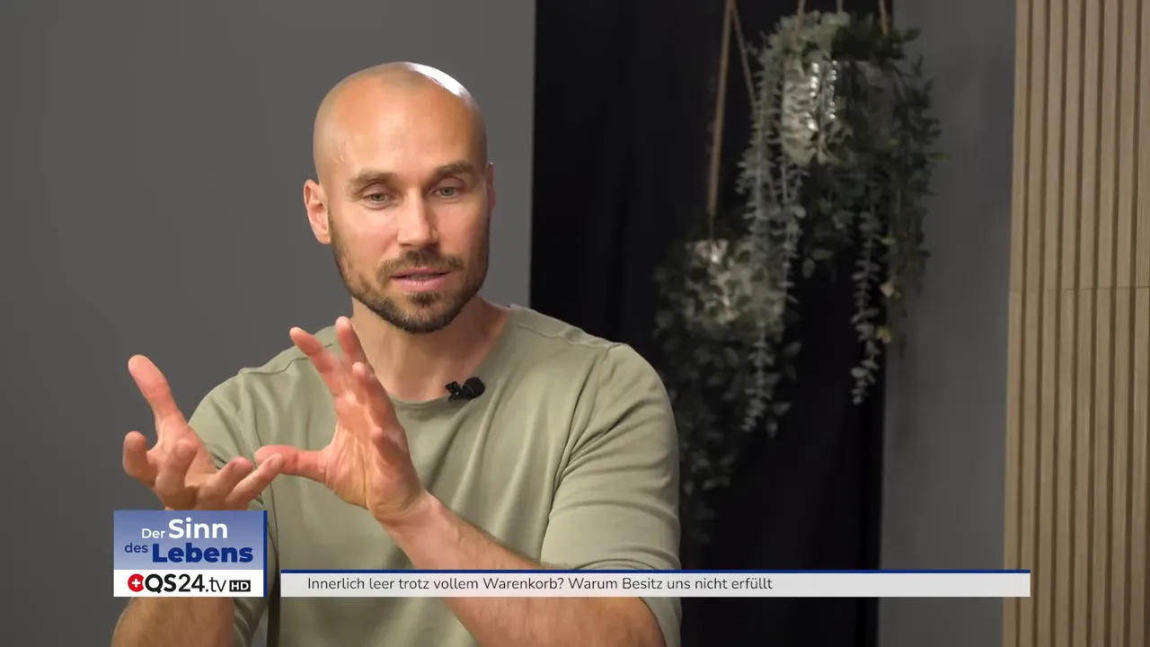 Innerlich leer trotz vollem Warenkorb? Ein Interview mit Stephan Meier, Bewusstseinslehrer 2 Interviewgast zeigt offene, greifende Hände während des Gesprächs, deutliche Mimik