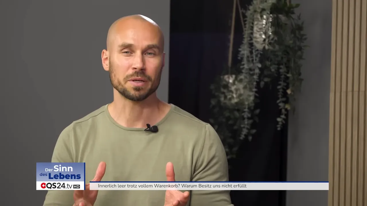 Innerlich leer trotz vollem Warenkorb? Ein Interview mit Stephan Meier, Bewusstseinslehrer 6 Stephan Meier gestikuliert mit beiden Händen, erklärt praktische Schritte gegen Konsumverhalten