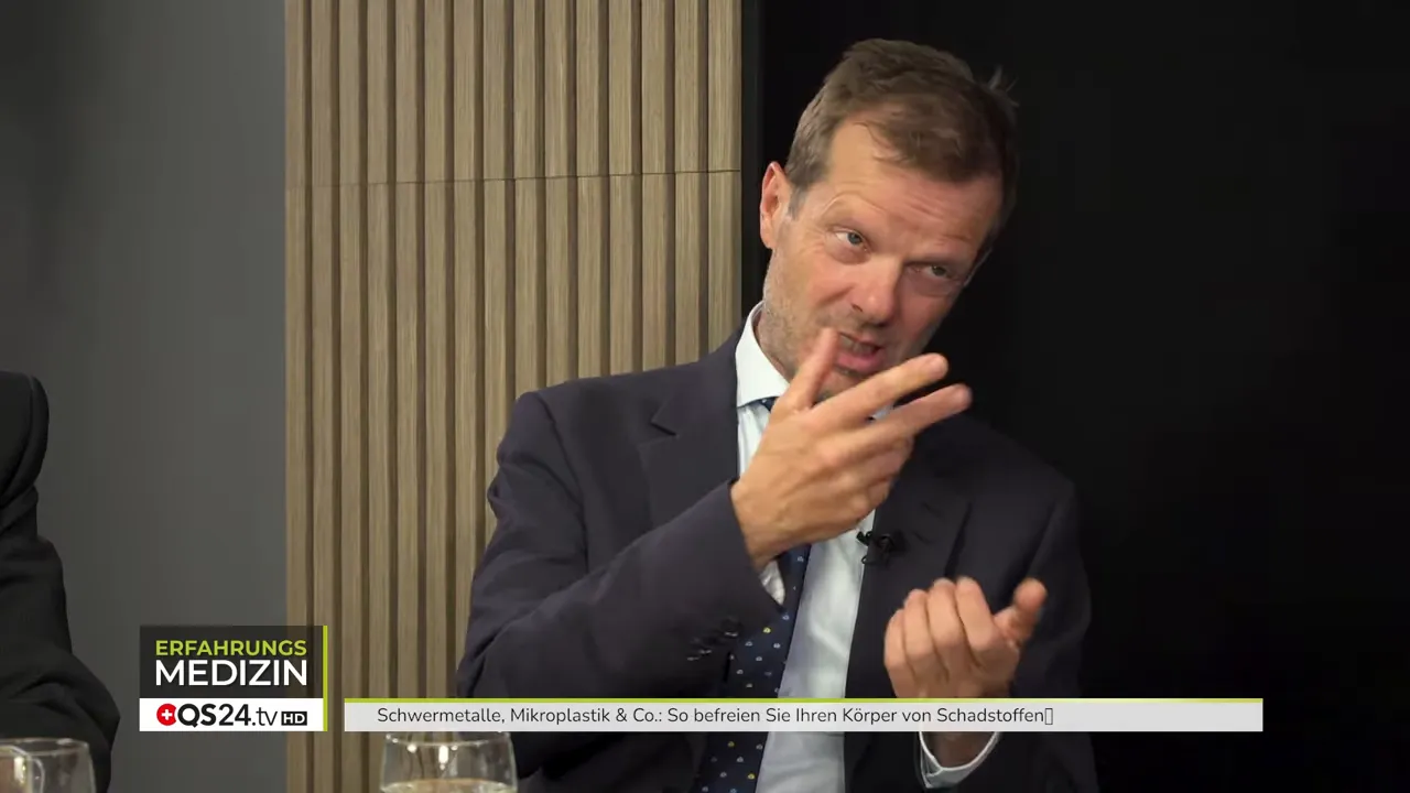 So befreien Sie Ihren Körper von Schadstoffen - Interview mit Dr. med. Thomas Rau und Dr. med. Peter Moosbrugger, ärztliche Leiter der Sonnenberg Klinik 1 Nahaufnahme von Dr. Moosbrugger, während er mit Händen gestikulierend ein Thema erklärt.