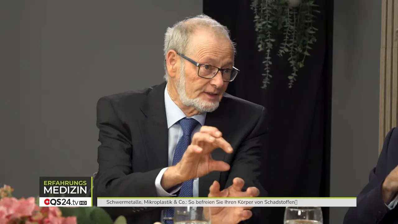 So befreien Sie Ihren Körper von Schadstoffen - Interview mit Dr. med. Thomas Rau und Dr. med. Peter Moosbrugger, ärztliche Leiter der Sonnenberg Klinik 5 Älterer Experte formt mit Händen eine erklärende Geste zur Illustration.