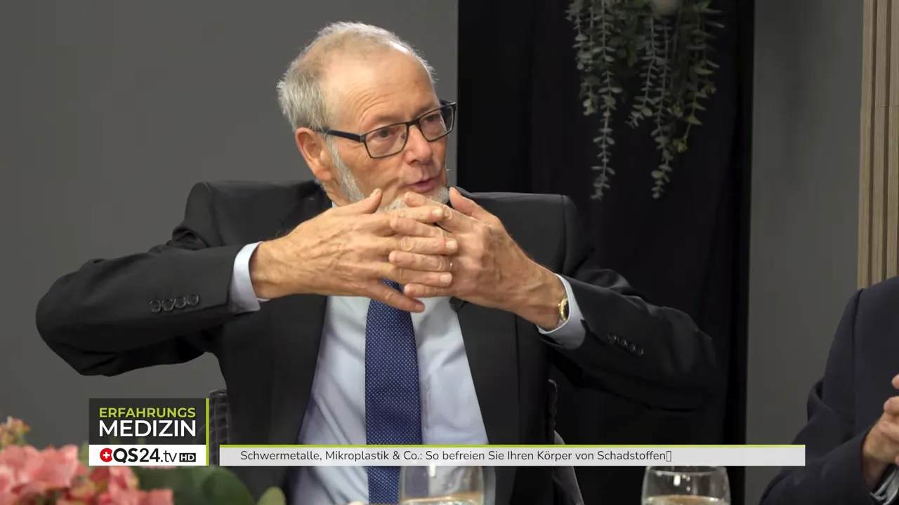 So befreien Sie Ihren Körper von Schadstoffen - Interview mit Dr. med. Thomas Rau und Dr. med. Peter Moosbrugger, ärztliche Leiter der Sonnenberg Klinik 4 Experte formt mit beiden Händen eine erklärende Geste, deutet ein inneres Organ an