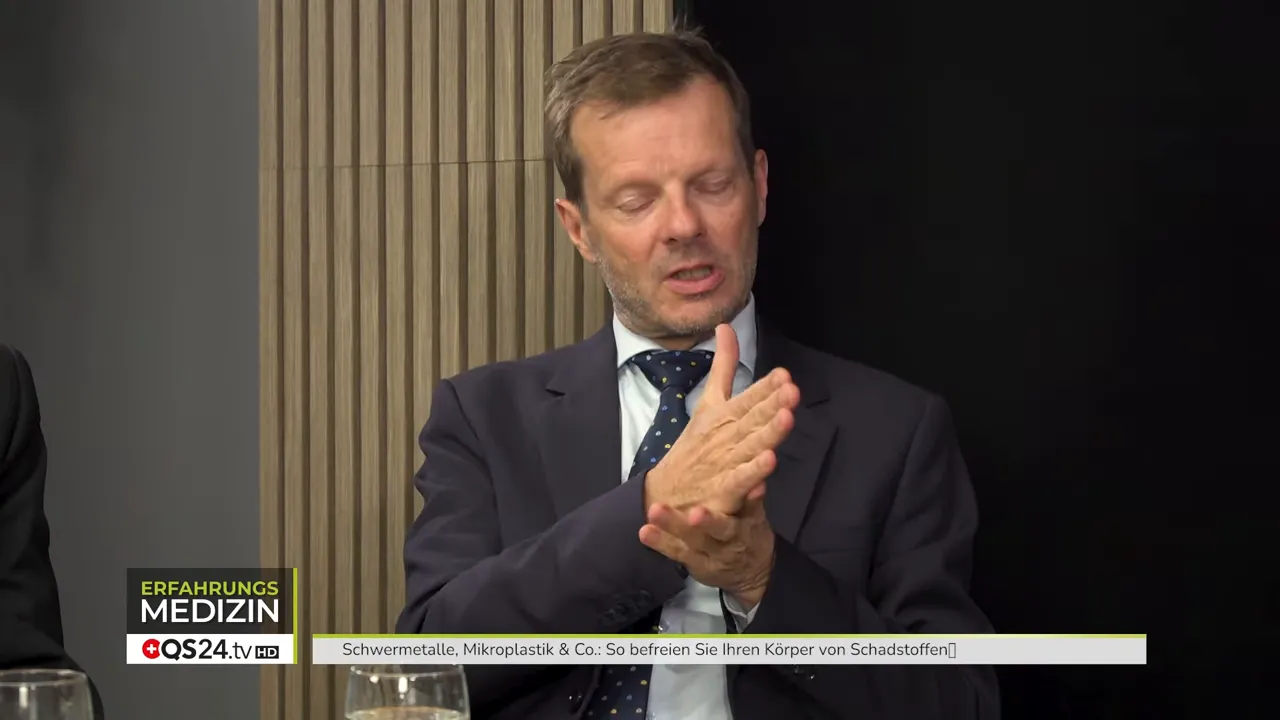 So befreien Sie Ihren Körper von Schadstoffen - Interview mit Dr. med. Thomas Rau und Dr. med. Peter Moosbrugger, ärztliche Leiter der Sonnenberg Klinik 2 Experte demonstriert diagnostische Schritte mit erklärender Handgeste