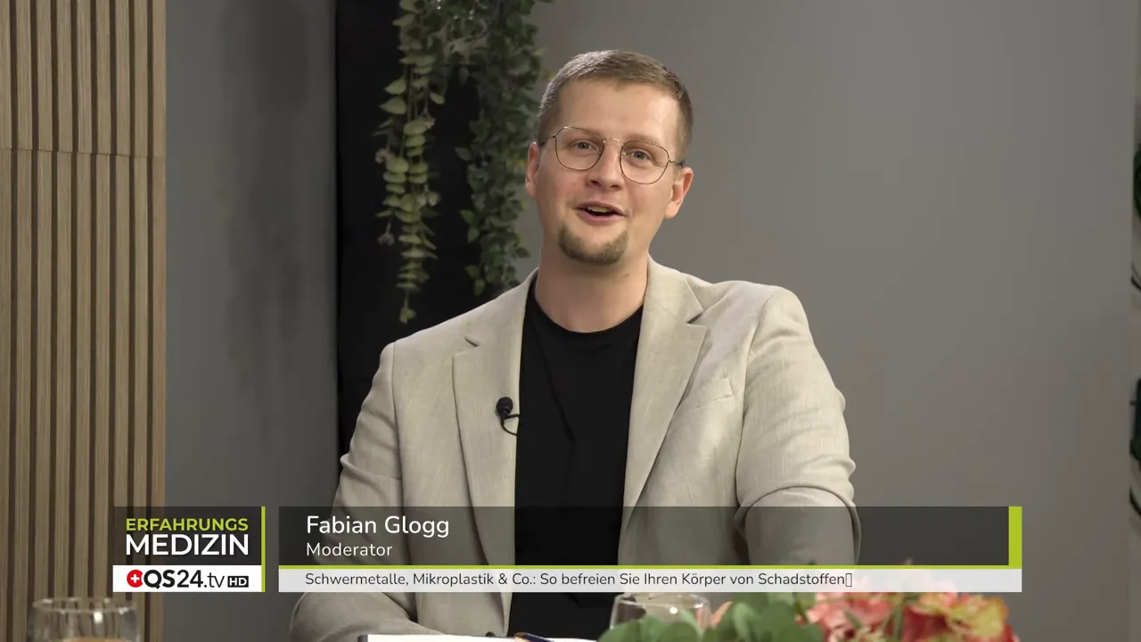 So befreien Sie Ihren Körper von Schadstoffen - Interview mit Dr. med. Thomas Rau und Dr. med. Peter Moosbrugger, ärztliche Leiter der Sonnenberg Klinik 6 Fabian Glogg im Studio mit Namenseinblendung 'Moderator' und QS24-Logo in der Bildunterschrift.