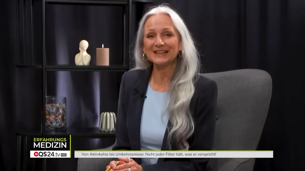 Moderatorin Alexandra Wurlitzer begrüßt Nikolaus Hippe