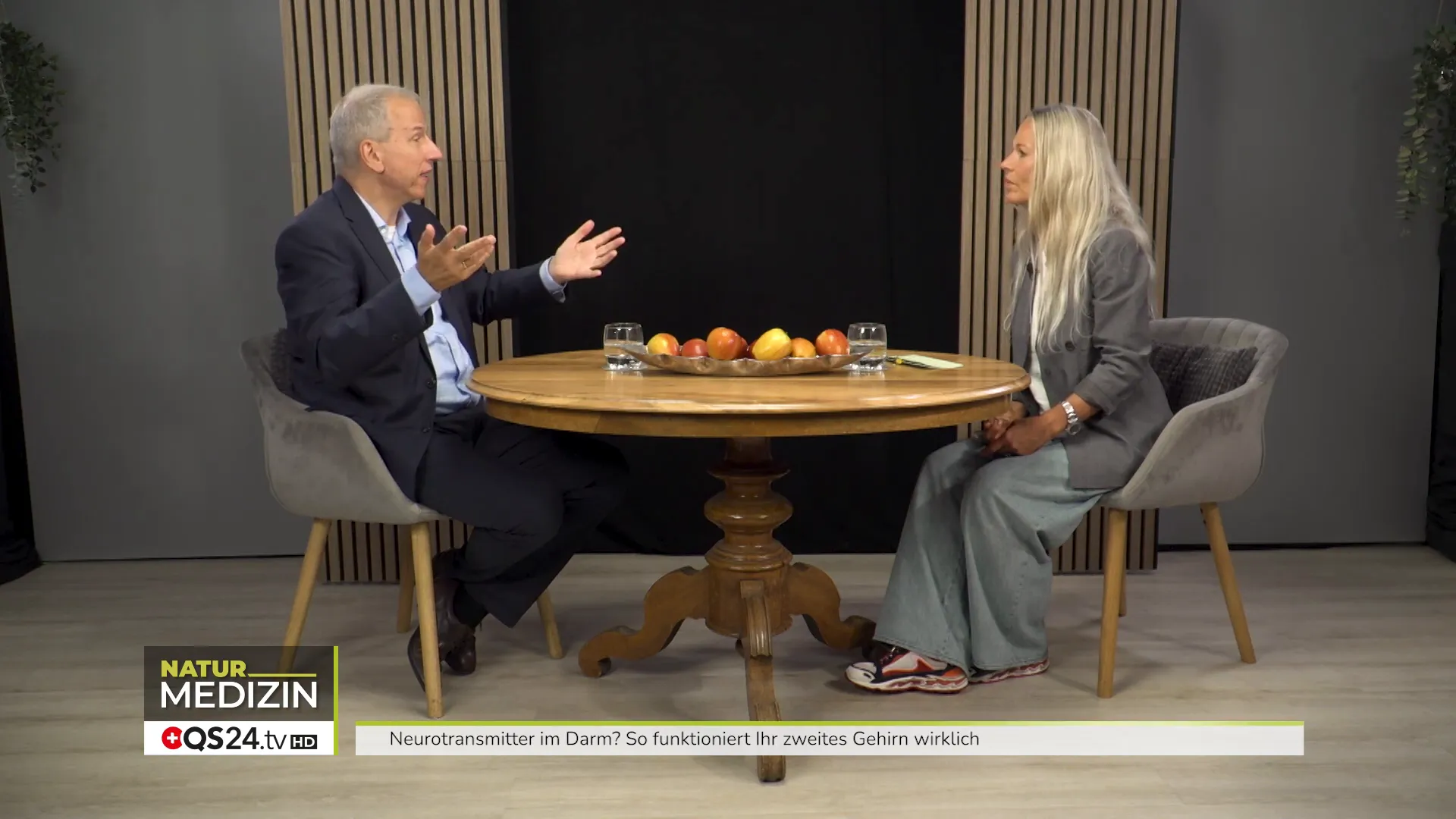 Wasserflasche auf dem Schreibtisch als Erinnerung zum Trinken