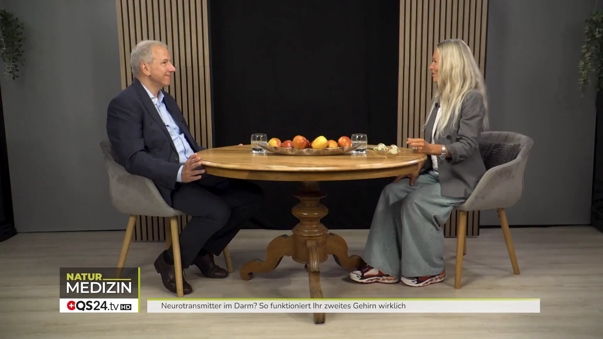 Britta Berthold begrüßt Dr. Heiko Hofmann im Studio