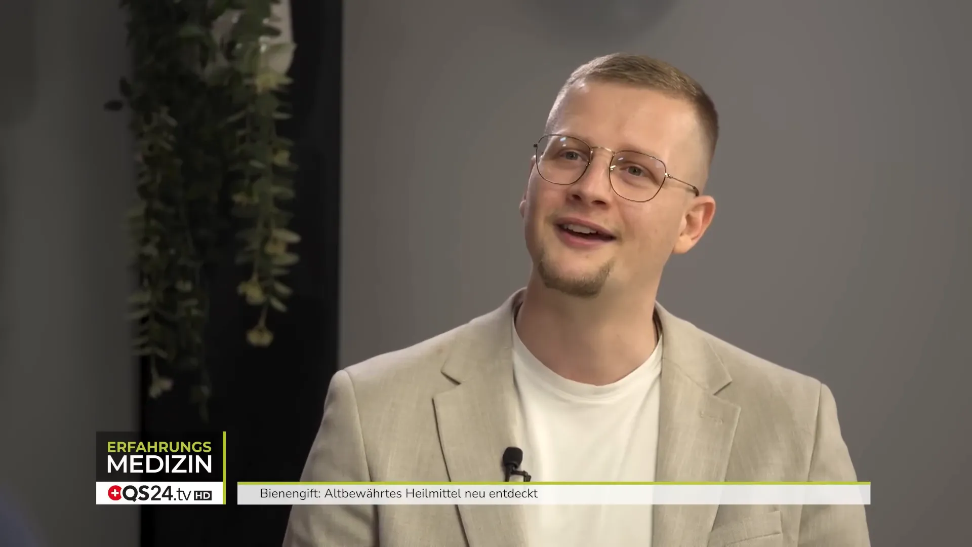 Daniel Stecher erklärt die Bedeutung der Biene und ihrer Produkte