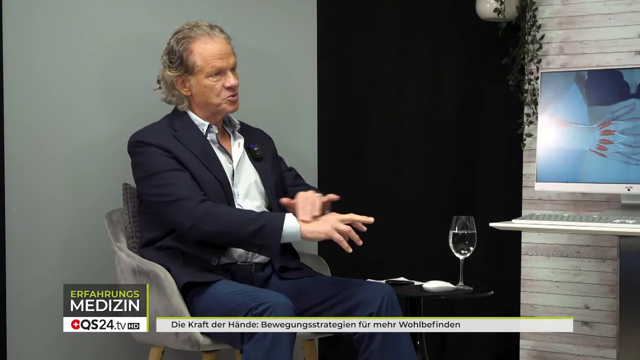 Die Kraft der Hände - Interview mit Dr. med. Christian Larsen, Mitbegründer der Spiraldynamik 2 Demonstration der Achsenausrichtung der Hand