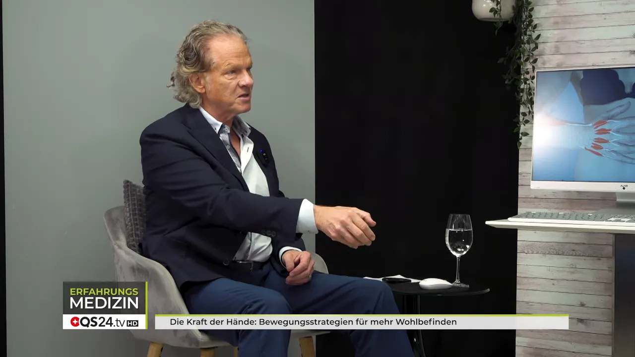 Die Kraft der Hände - Interview mit Dr. med. Christian Larsen, Mitbegründer der Spiraldynamik 3 Abflachtes Handgewölbe beim Tippen am Laptop