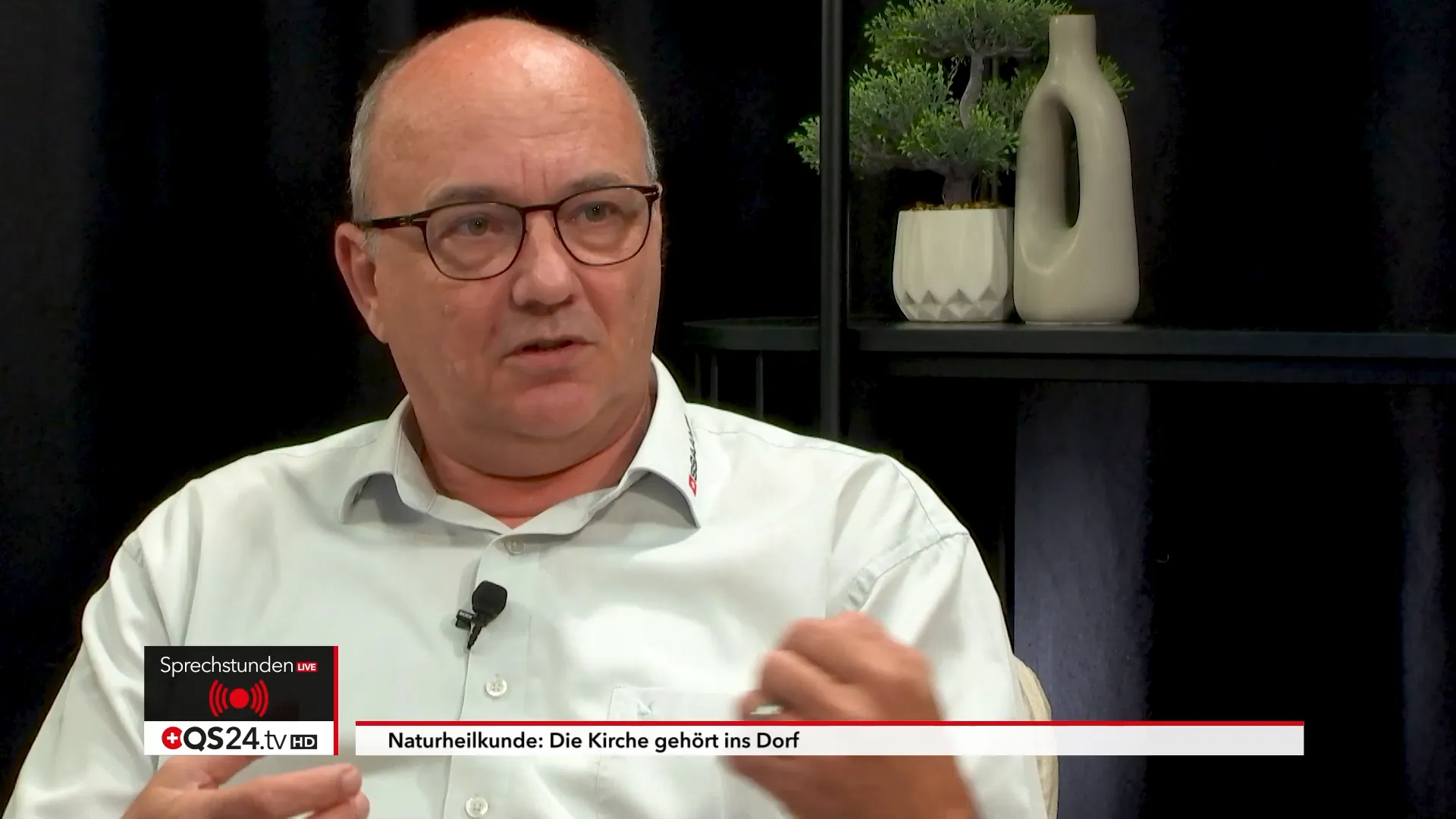 Dr. Simon Feldhaus erläutert die Bedeutung von Naturheilkunde