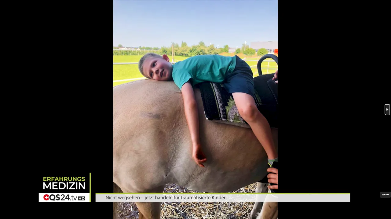 Pony und Kinder: typische Szene auf dem Hof