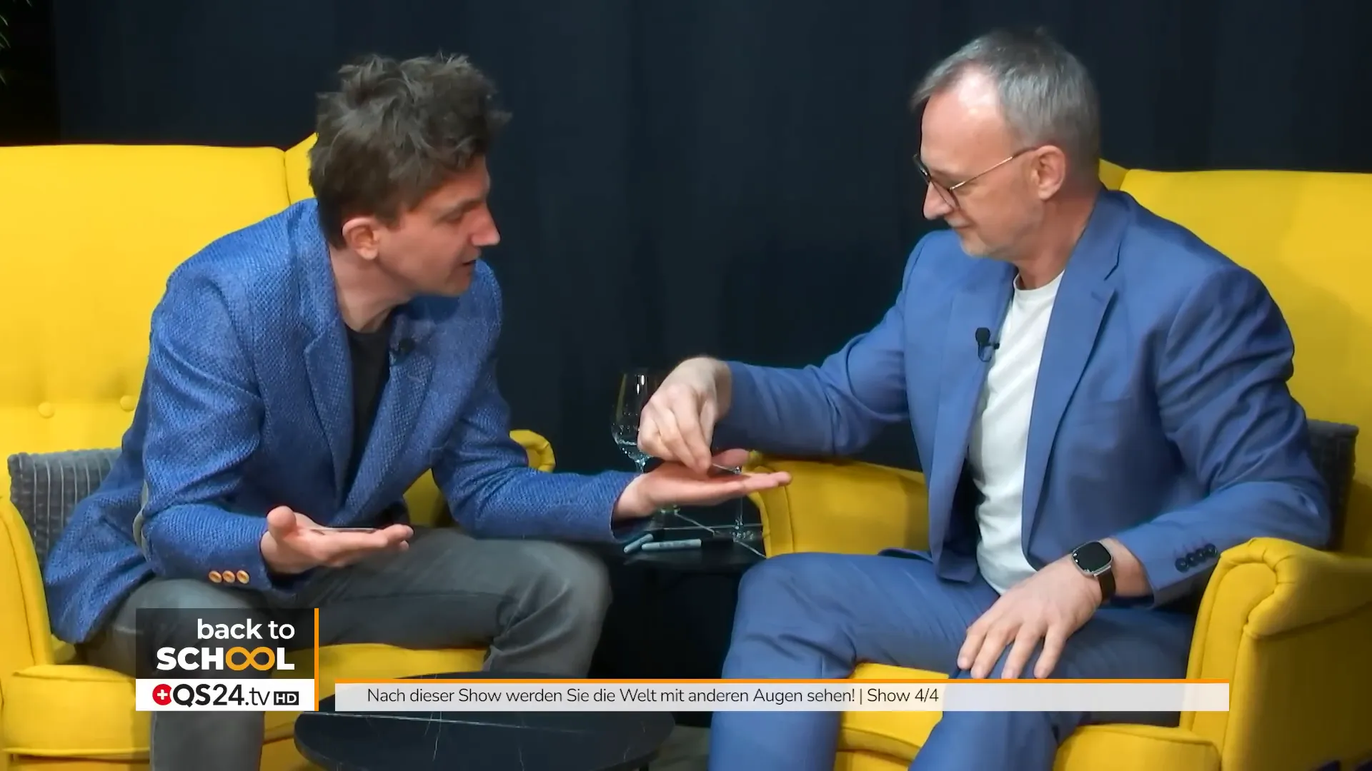 Alexander trifft eine Auswahl aus drei Karten, Dino beobachtet die Entscheidungen