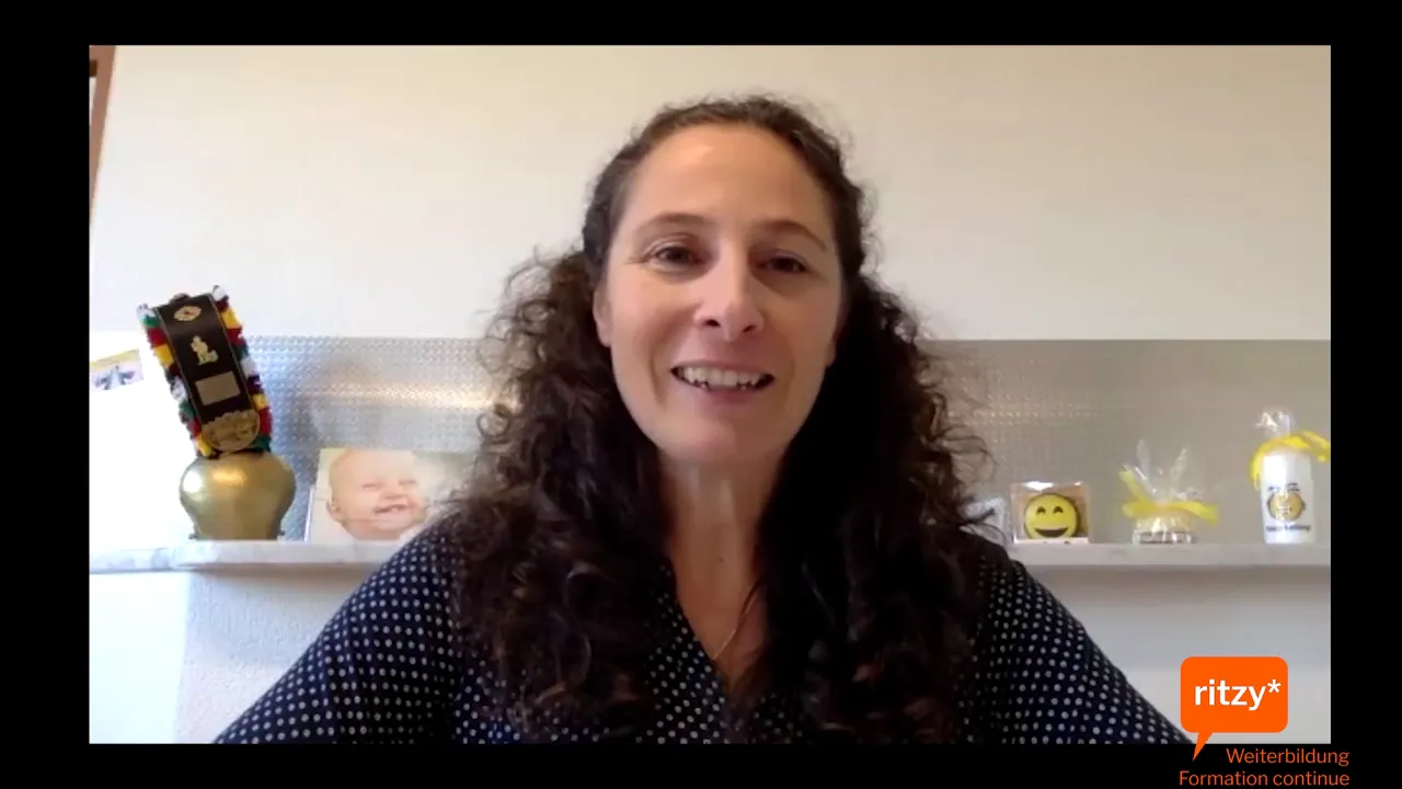 Referentin begrüßt Teilnehmende