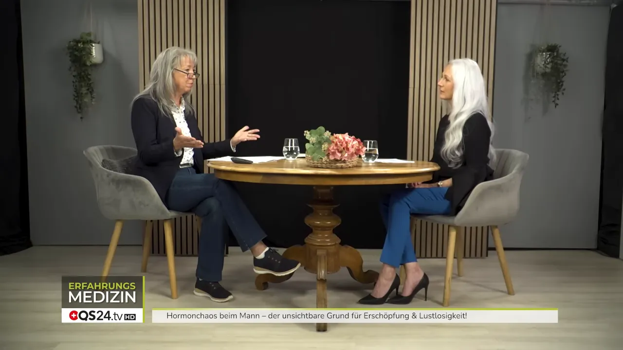 Breite Studioaufnahme zweier Interviewpartnerinnen am Tisch mit Einblendung des Thementitels.