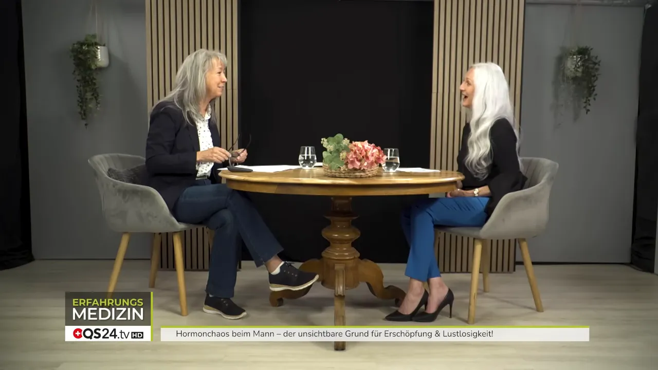 Zwei Gesprächspartnerinnen sitzen gegenüber an einem Tisch und führen ein lebhaftes Interview; gute Gesamtkomposition und Schärfe.