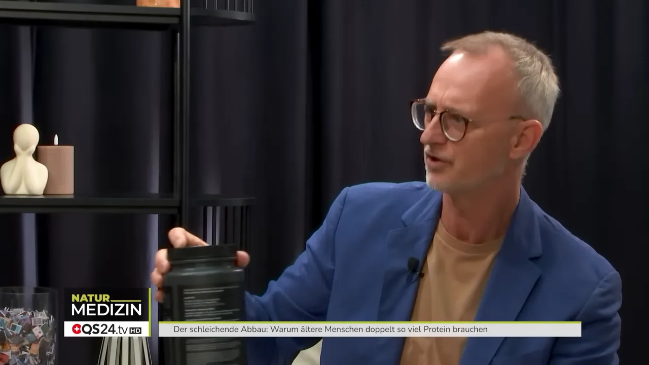 Moderator hält Dose mit Proteinpulver während des Gesprächs