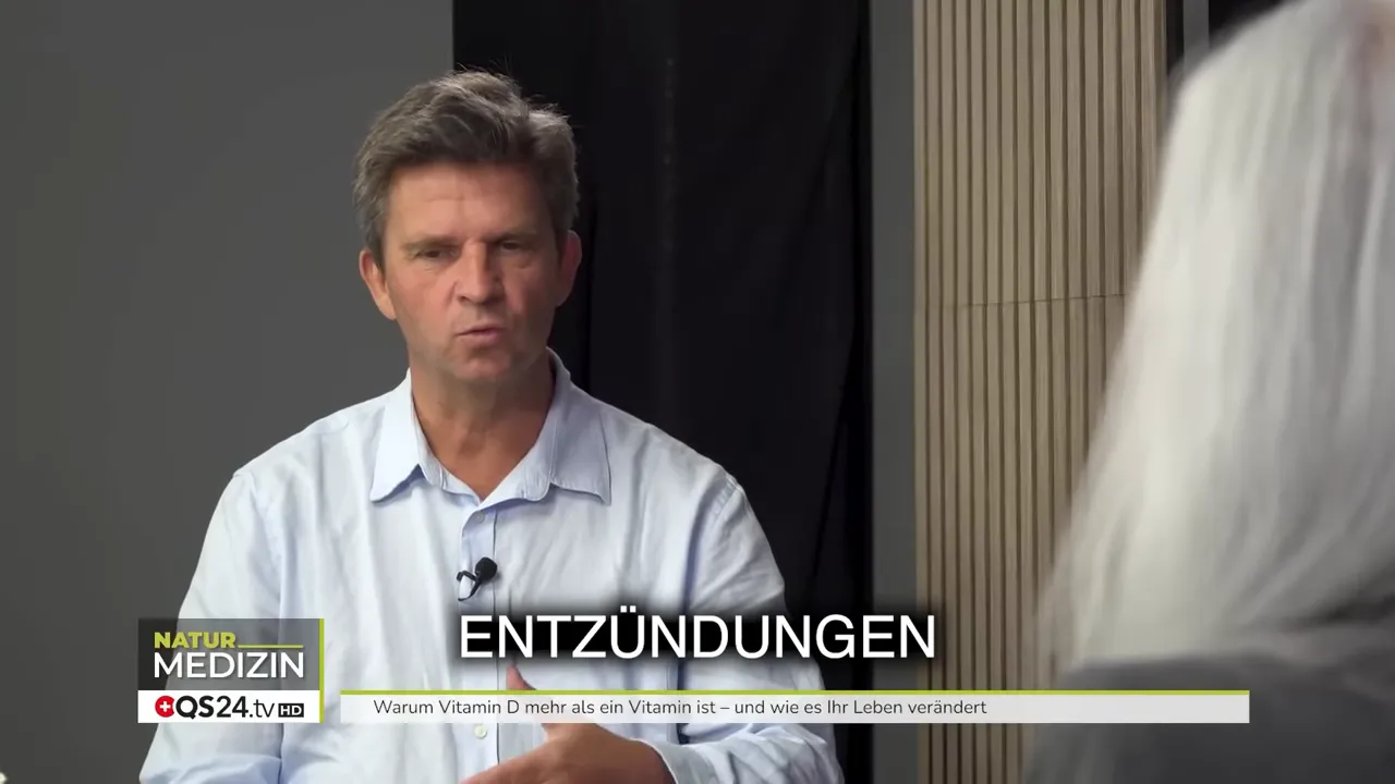 Arzt im Studiogespräch mit Text-Einblendung „ENTZÜNDUNGEN“ zu Vitamin D und Entzündung
