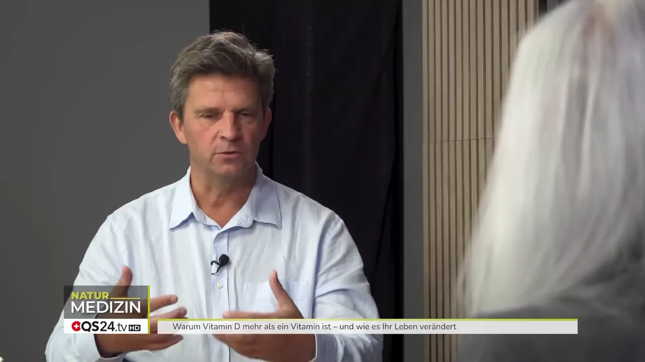 Experte demonstriert im Interview den Gedanken zur Vitamin-D-Dosierlogik und -frequenz