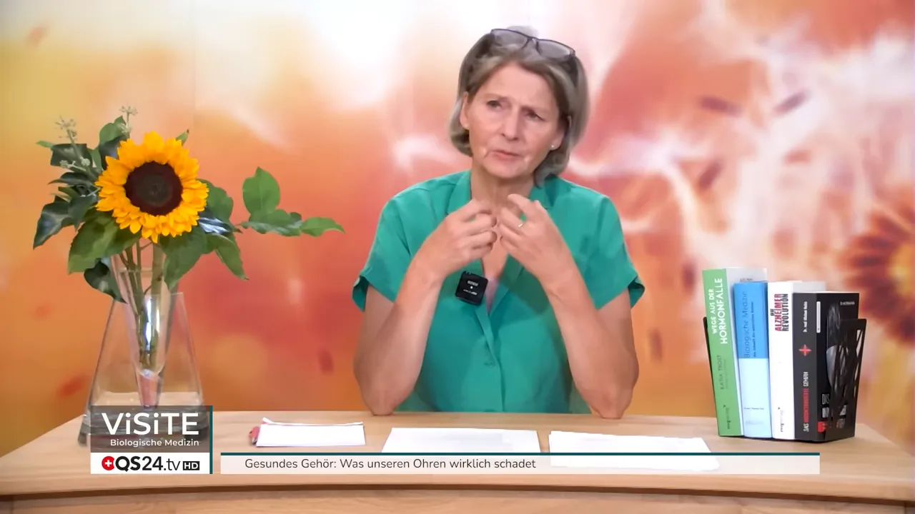 Ärztin im Studio berührt den Hals- und Kieferbereich, erklärt Zusammenhänge zwischen Halswirbelsäule und Hören