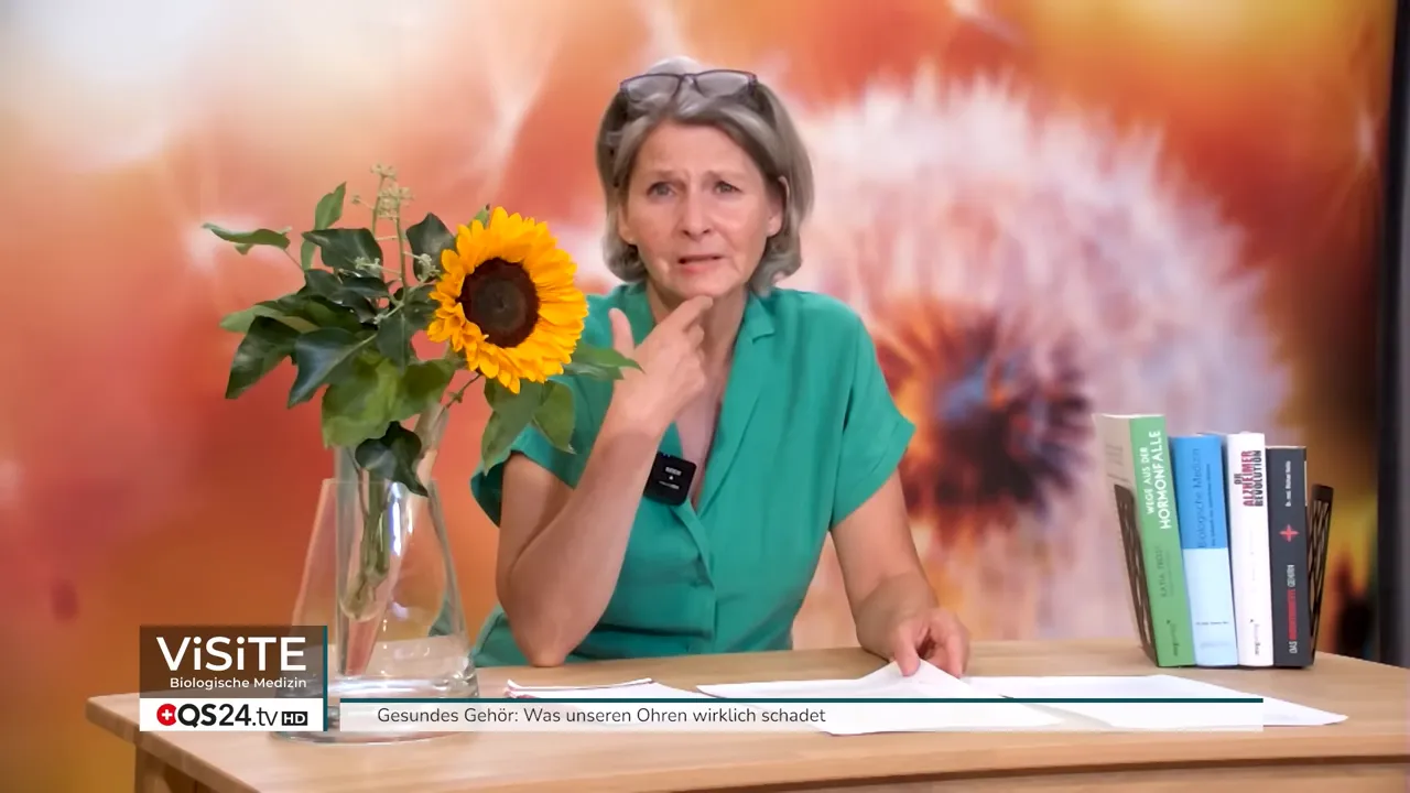 Dr. Petra Wiechel berührt die Kiefer-/Ohrregion und erklärt vorsichtige lokale Anwendungen am Ohr.