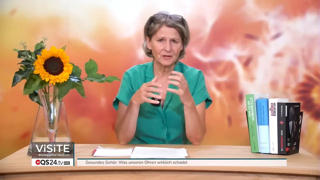 Ärztin macht erklärende Handbewegung vor Kamera, deutliches Gesicht, klare Bildqualität