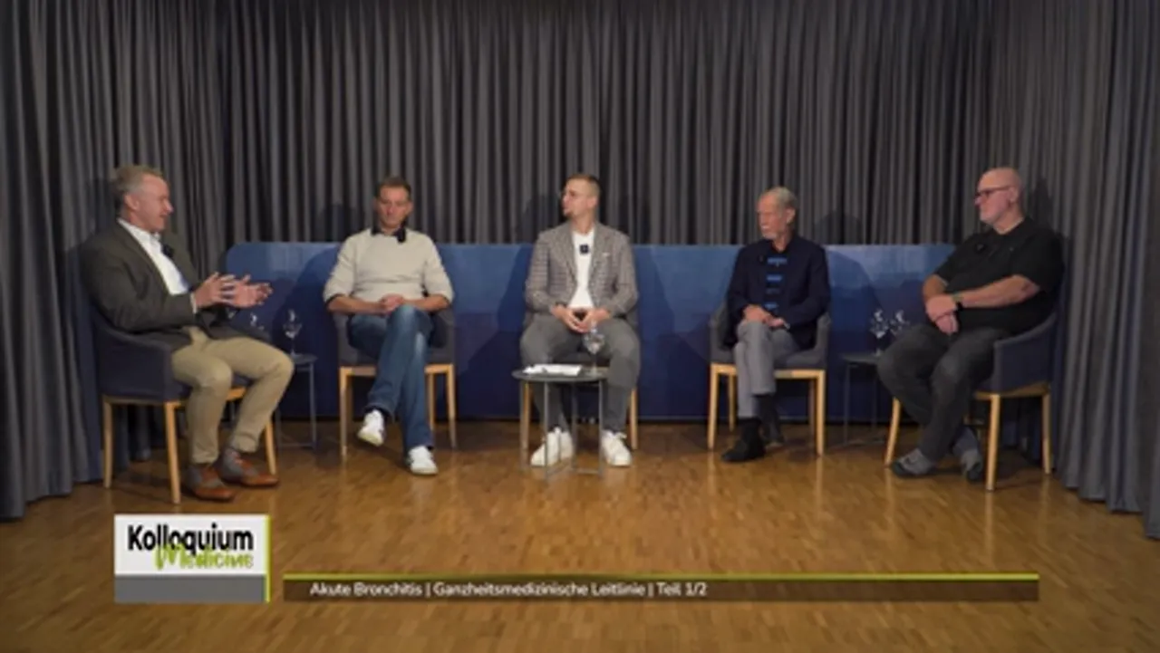 Breite Kameraperspektive einer Expertenrunde bei einem Kolloquium über akute Bronchitis mit sichtbarem Logo unten links.
