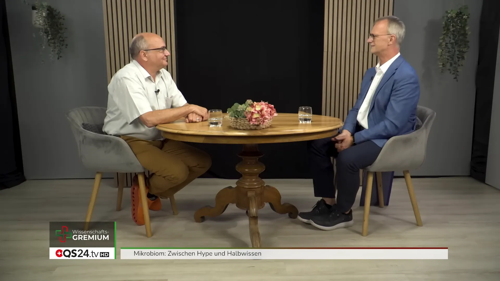 Moderator Alexander Glogg stellt Dr. Simon Feldhaus im Studio vor