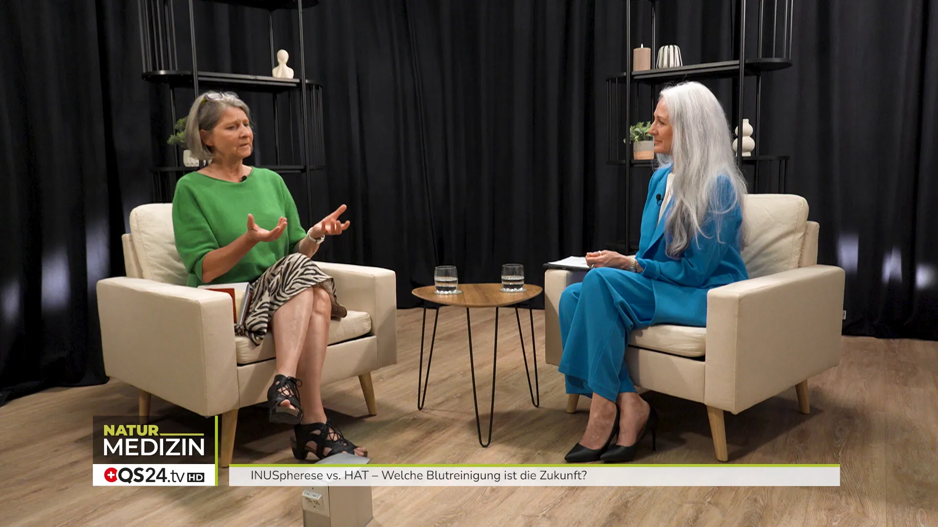 Ärztin erklärt Vorbereitung und Therapieplanung