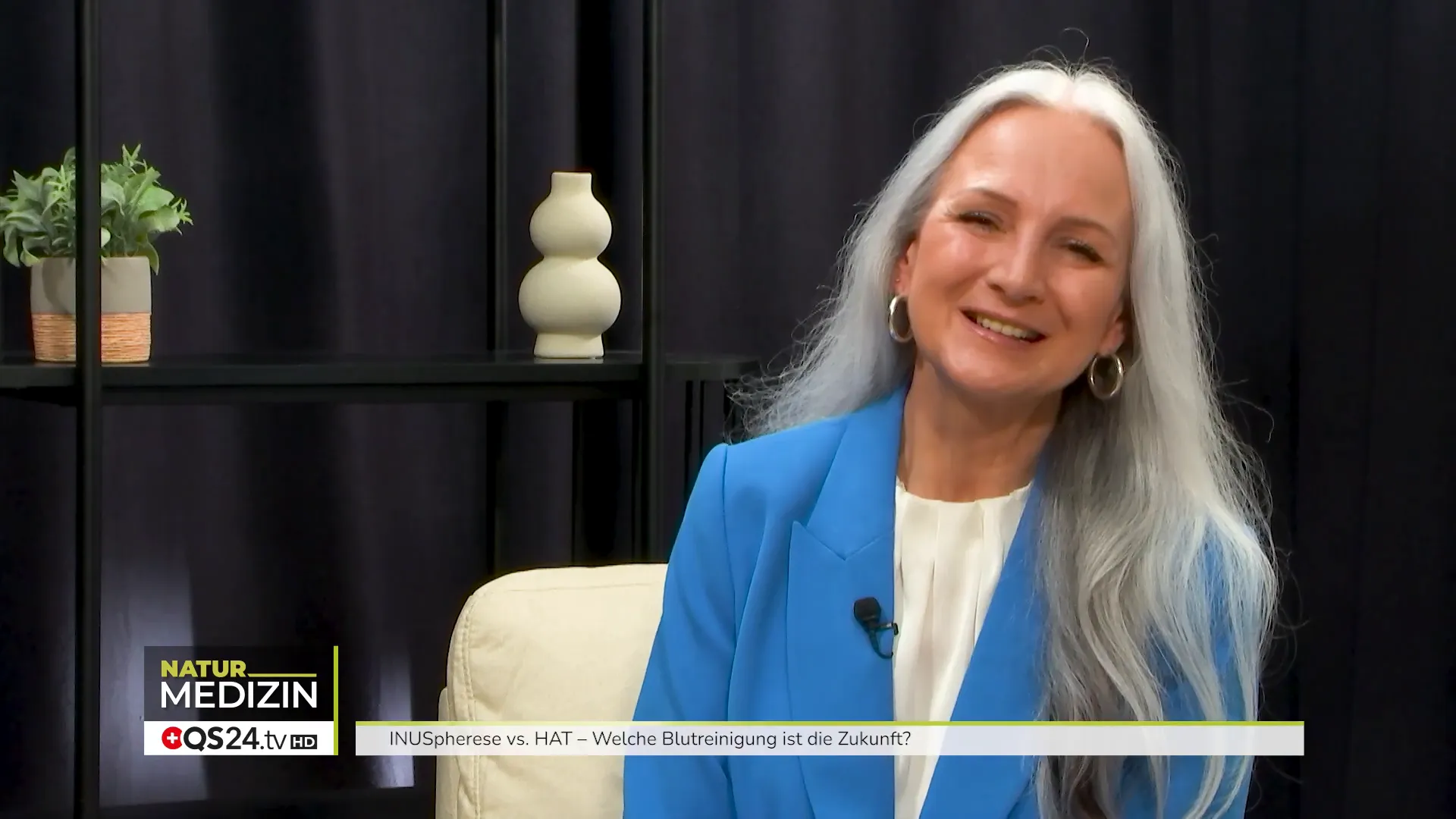 Moderatorin stellt die Frage zur Bedeutung des Blutes