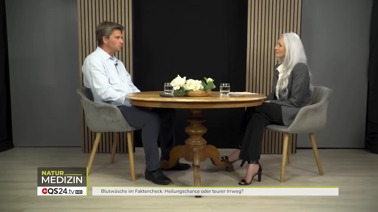 Studio-Interview mit Experten und Gesprächspartnerin zum Thema Blutwäsche