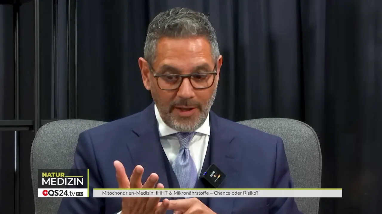 Dr. Popat gestikuliert mit offener Hand, während er erklärt, für wen IHHT sinnvoll ist.