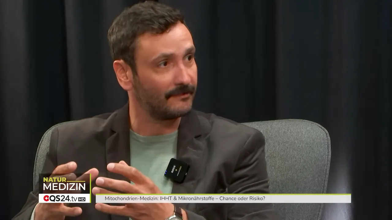 Experte gestikuliert und erklärt Mikronährstoffe sowie Dosierungsaspekte im Interview