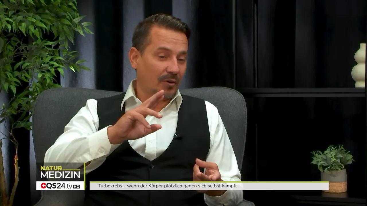 Interviewpartner demonstriert mit drei Fingern zentrale Präventionspunkte