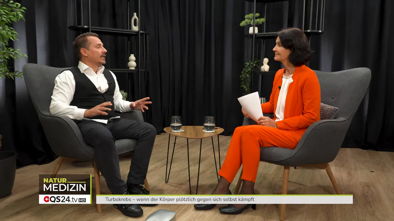 Studioaufnahme mit Moderatorin und Gesprächspartner im Profil, schwarzer Hintergrund