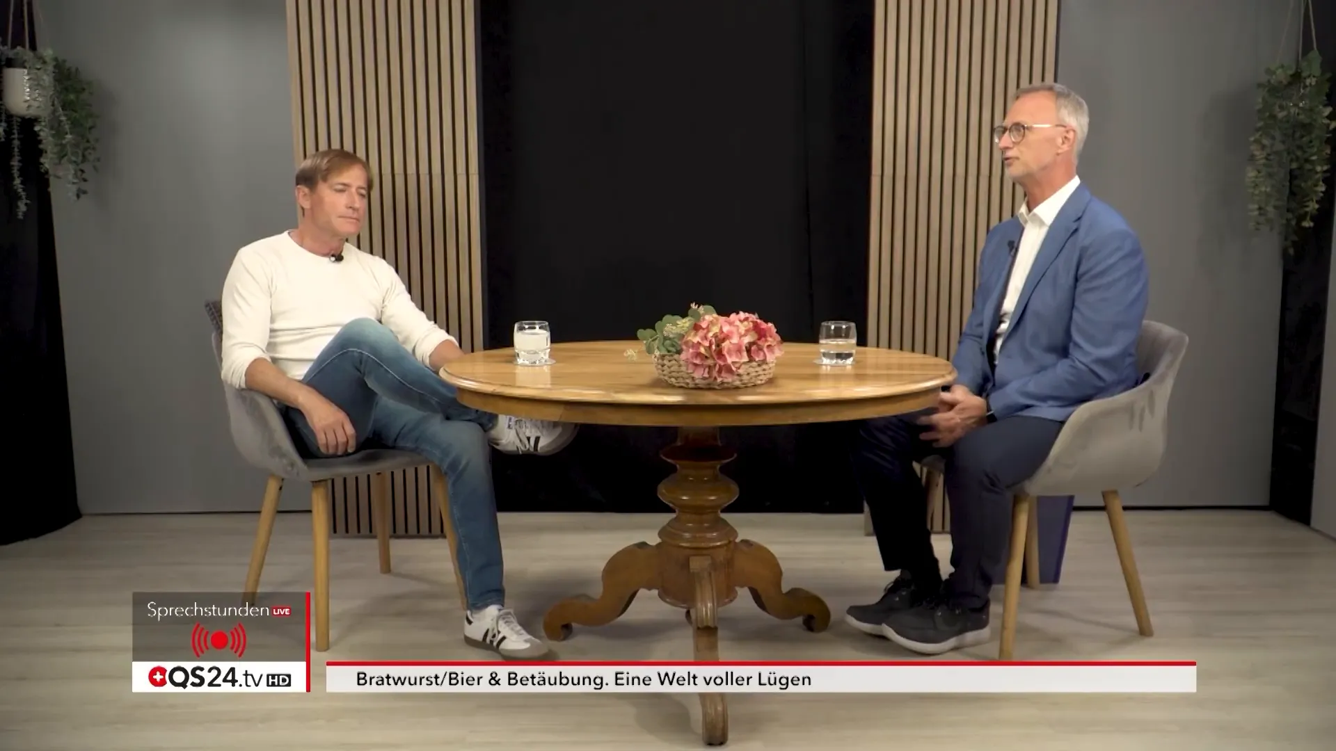 Alexander Glogg begrüßt Bischof Dr. Thomas Döll in der Sprechstunde