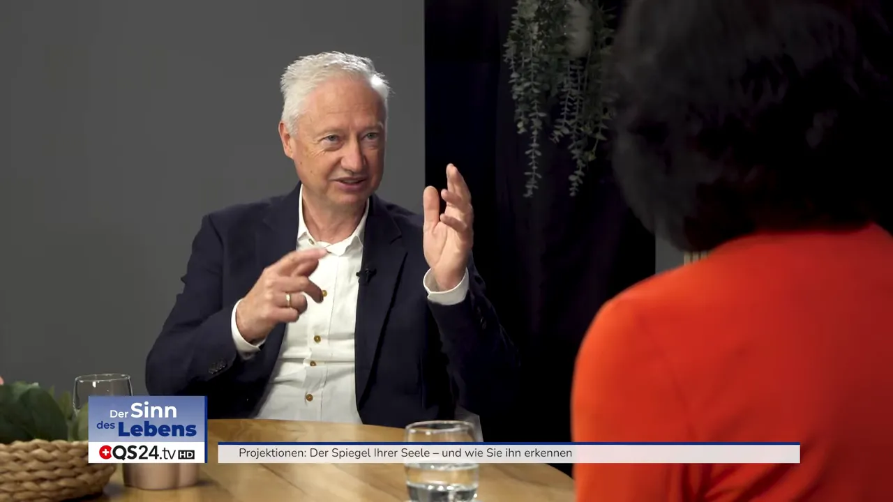 Projektionen verstehen: Kennen Sie den Spiegel Ihrer Seele? Interview mit Prof. Dr. Martin Mittwede, Psychotherapeut und Vedanta-Experte 3 Paar im Streit: Projektionen als wiederkehrendes Muster