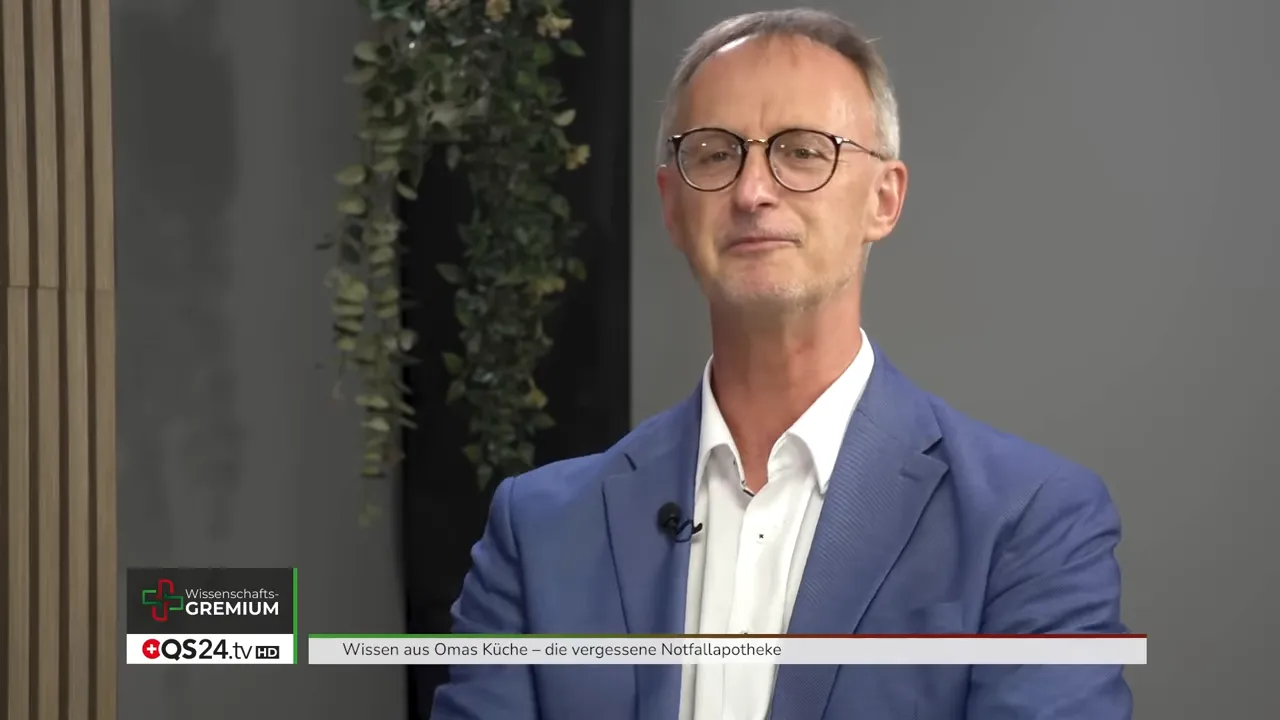 Moderator und Dr. Simon Feldhaus am Tisch