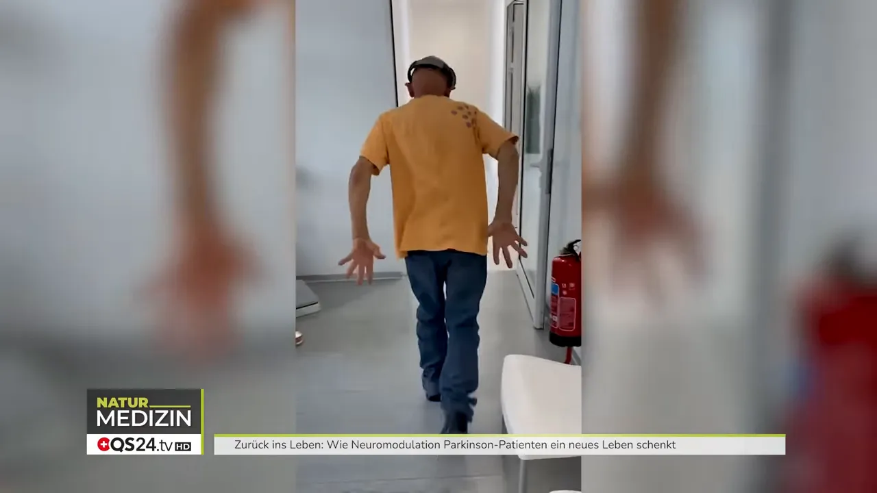 Patient trägt das PLATO tDCS-Gerät am Kopf