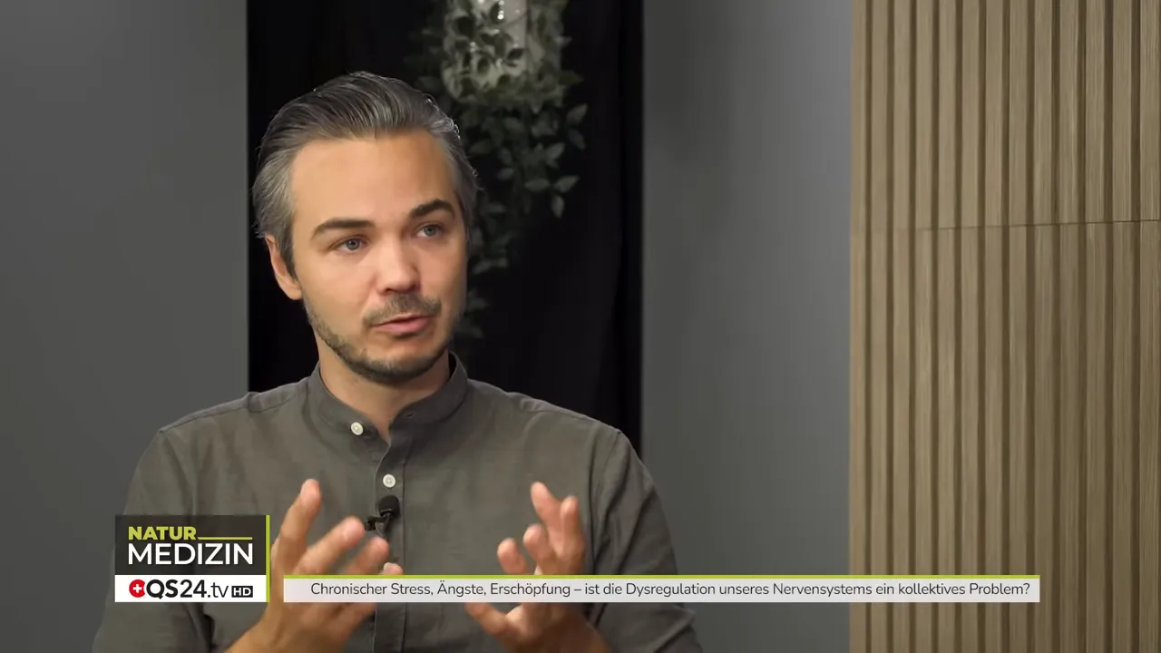 Stress, Nervensystem und Prävention - Interview mit Timo Janisch, Epigenetik‑Coach und TraumaDialog Practitioner 5 Interviewpartner gestikuliert während einer Aufnahme, deutliche Hand- und Körperhaltung