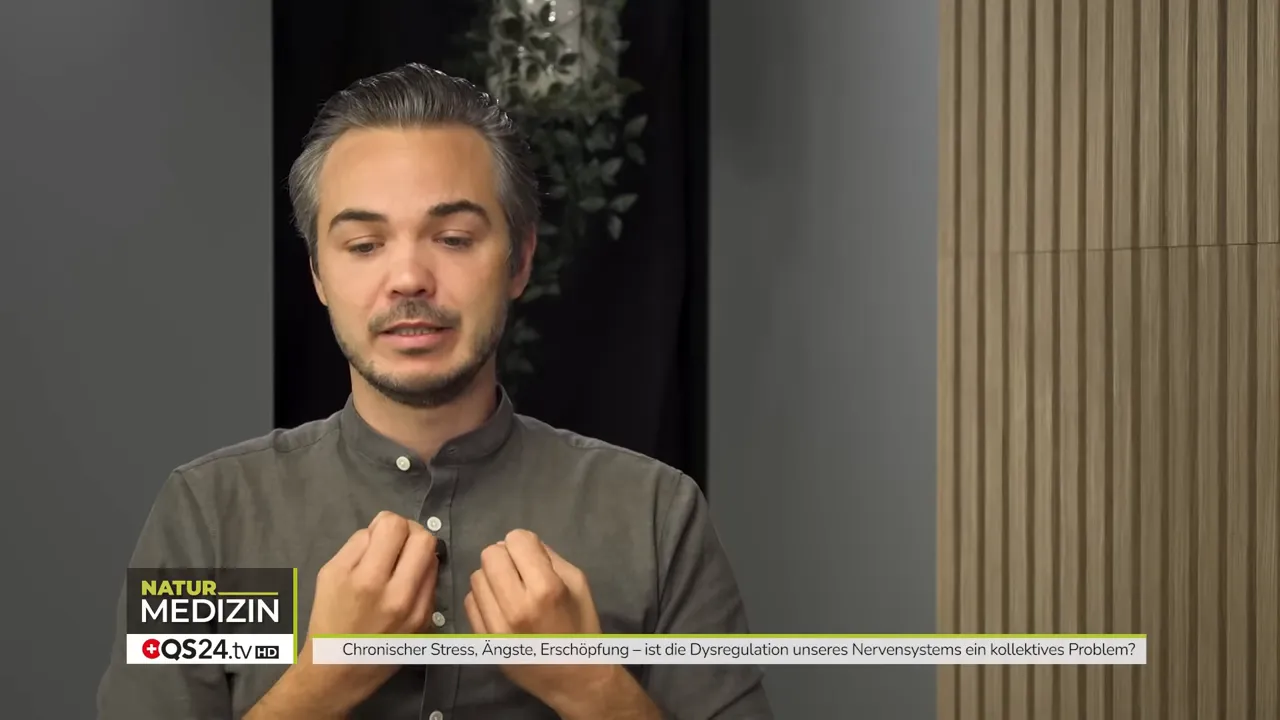 Stress, Nervensystem und Prävention - Interview mit Timo Janisch, Epigenetik‑Coach und TraumaDialog Practitioner 4 Timo Janisch im Interview, Hände zum Brustbereich, erklärt innere Erfahrungen