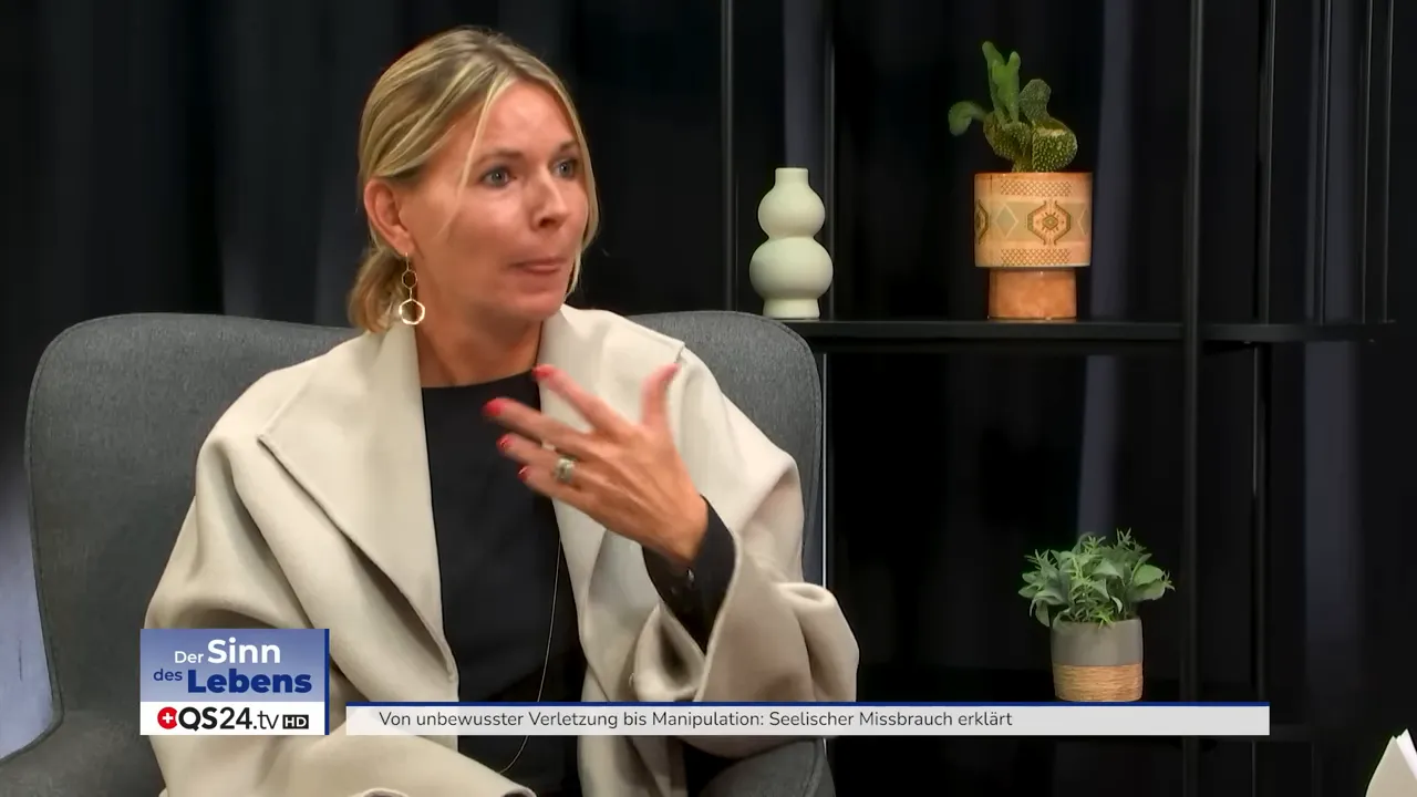 Seelischer Missbrauch an Kindern erklärt - Interview mit Julia Bleser, klinische Psychologin und Bewusstseinscoach 2 Julia Bläser legt die Hand an die Brust und spricht über Vergebung und Heilung.