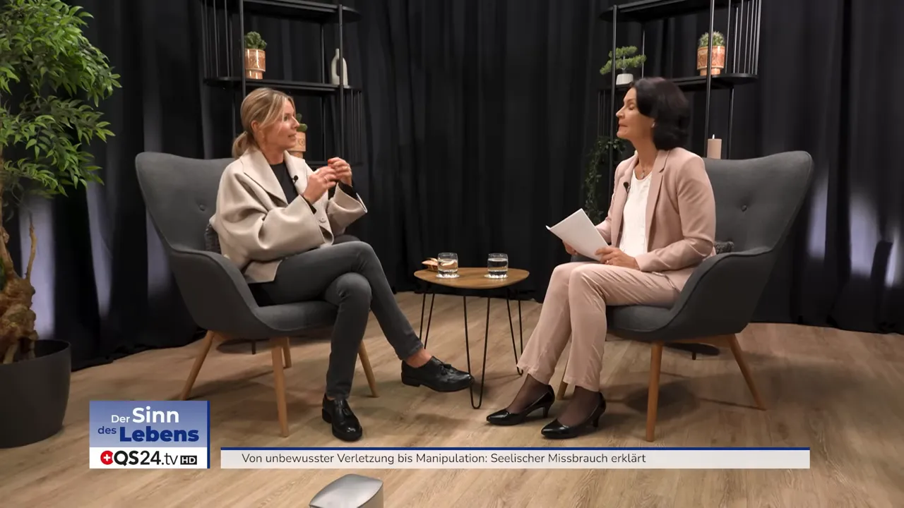 Seelischer Missbrauch an Kindern erklärt - Interview mit Julia Bleser, klinische Psychologin und Bewusstseinscoach 1 Weitwinkelaufnahme des Interviews mit beiden Gesprächspartnerinnen und dem Studiodekor.