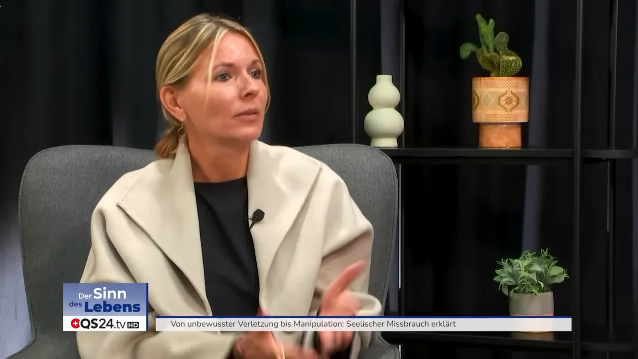 Seelischer Missbrauch an Kindern erklärt - Interview mit Julia Bleser, klinische Psychologin und Bewusstseinscoach 4 Frau gestikuliert im Interviewstudio, engagierte Haltung beim Erklären, regalelemente und pflanzen im hintergrund