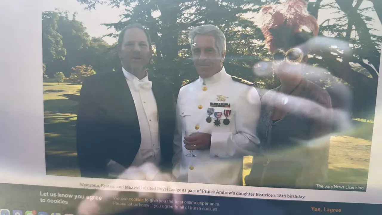 Klares Bildschirmfoto eines Zeitungsbilds mit drei Personen bei einer formellen Veranstaltung