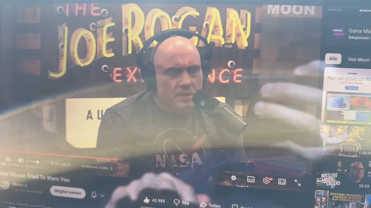 Podcast‑Host frontal vor Mikrofon mit deutlich sichtbarem Sendungslogo, gute Bildkomposition